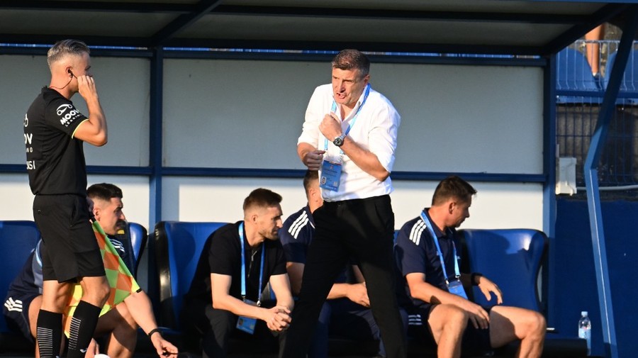 Gazonul de la Clinceni face victime! Laszlo Balint a anunţat că un jucător de la Oţelul are probleme medicale după meciul cu Unirea Slobozia: ”E foarte denivelat, sunt pietre pe alocuri, nisipos”