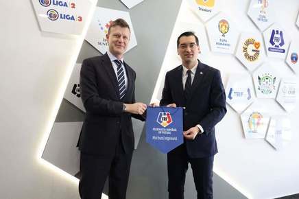 Ambasadorul Marii Britanii la Bucureşti, primit la Casa Fotbalului de preşedintele FRF