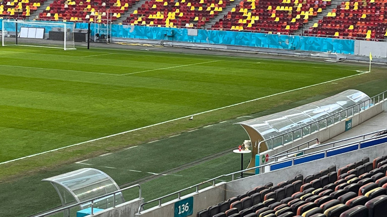 Omagiu special adus lui Mircea Lucescu chiar lângă banca de rezerve de pe Arena Naţională!