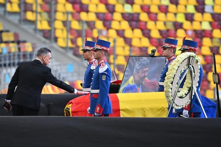 Fanii îi pot aduce un omagiu lui Mircea Lucescu şi joi, la Arena Naţională. Legendarul antrenor va fi înmormântat vineri
