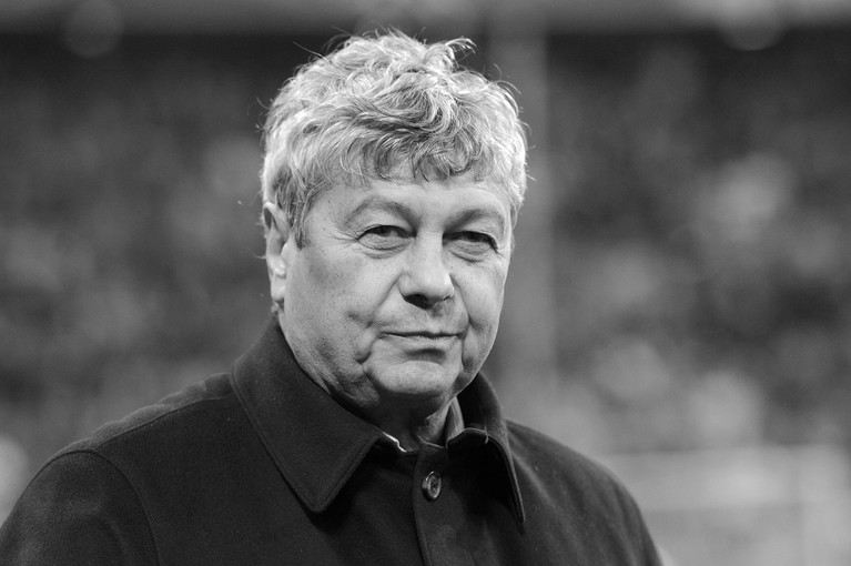 Emoţionant. S-a aşezat în genunchi în faţa siciriului lui Lucescu: ”A fost darul lui Dumnezeu pentru fotbal şi pentru cei care iubesc fotbalul”



