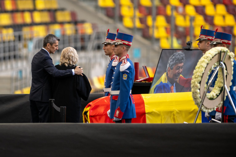 Discursul lui Răzvan Lucescu la slujba de înmormântare a tatălui său: ”Nu şi-a putut stăpâni emoţiile”


