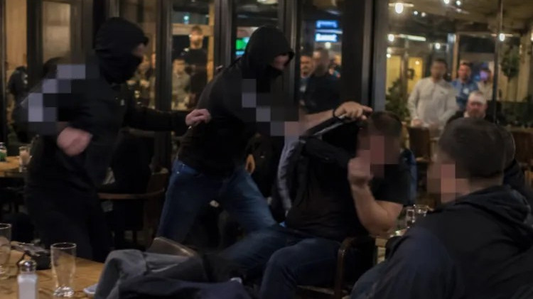 Fanii lui "U" Cluj s-au luat la bătaie cu cei ai CFR-ului în centrul oraşului!