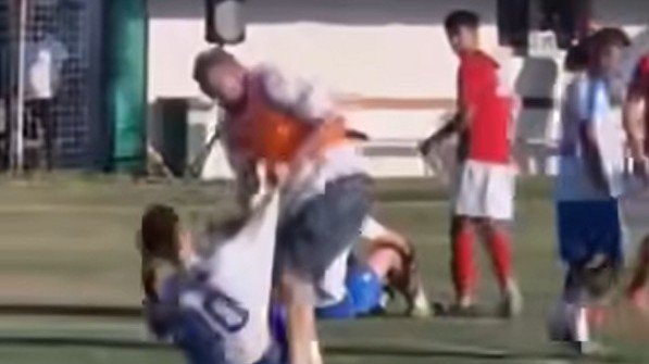 Scene de nedescris la un meci de promovare în Liga a 3-a! Un oficial şi-a bruscat propriul jucător după fluierul final