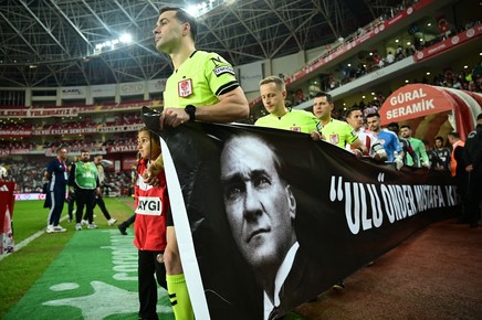 Scandalul pariurilor ia amploare în Turcia! Mai mulţi arbitri au fost reţinuţi