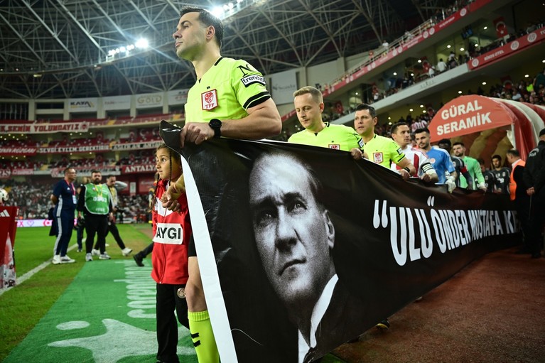 Scandalul pariurilor ia amploare în Turcia! Mai mulţi arbitri au fost reţinuţi