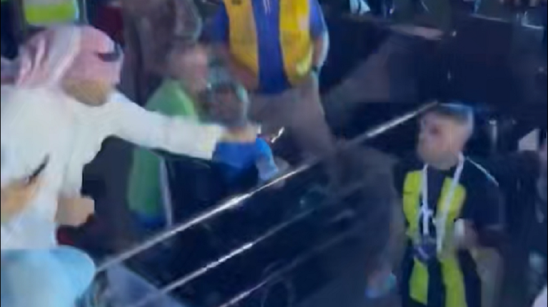 VIDEO | Scene halucinante la finalul Supercupei Arabiei Saudite. Un fotbalist a fost biciuit de un suporter