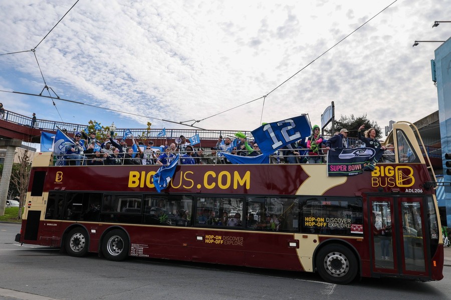 Super Bowl, finala Ligii Naţionale de Fotbal American, are loc duminică! New England Patriots înfruntă Seattle Seahawks pentru trofeul Vince Lombardi 