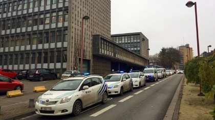 Place Vauban din Charleroi, unde a fost amplasat un ecran uriaş pentru meciul Belgia - România, evacuată din cauza unui colet suspect