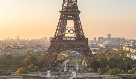 VIDEO | Inelele olimpice, instalate pe Turnul Eiffel. Inelele imense au în total 29 de metri lungime şi 15 metri înălţime 