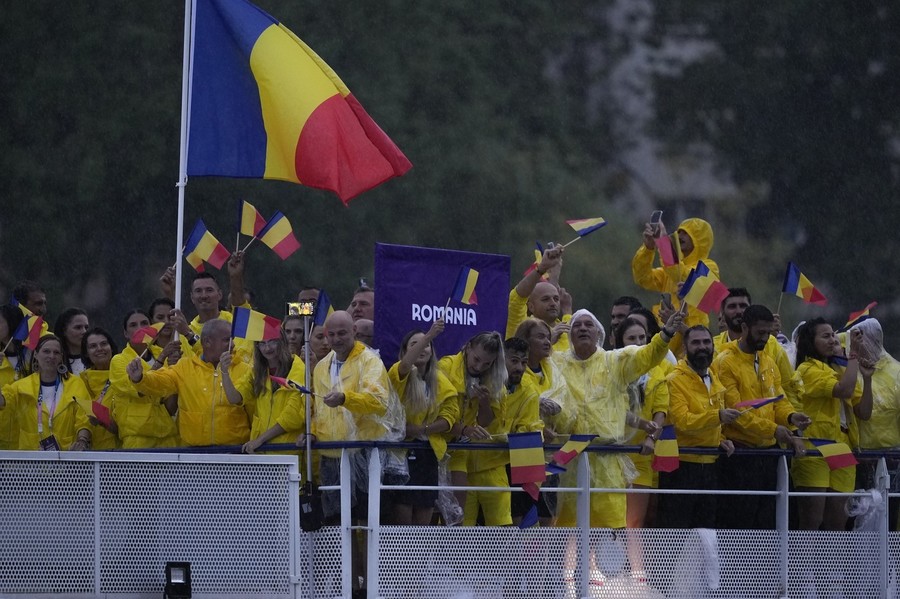 Team Romania a defilat la Jocurile Olimpice de la Paris. Soţii canotori Ionela şi Marius Cozmiuc au fost purtătorii de drapel