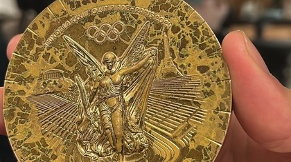 Înotătorii francezi dezvăluie starea deplorabilă a medaliilor lor olimpice de bronz la patru luni de la Paris 2024

