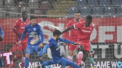 Neverosimil! Jucătorii unui club din Superliga, faţă în faţă cu o situaţie cum rar s-a mai văzut: cine are bani merge la meci cu avionul, cine nu, cu autocarul!
