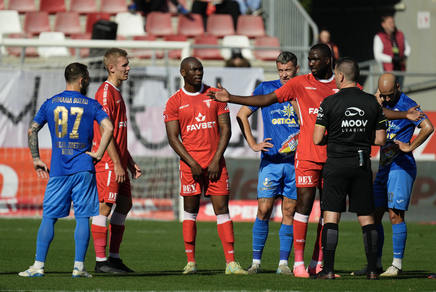 Un club din Superliga, în pragul destrămării! Jucătorii pleacă pe bandă rulantă de la echipă! Viitorul antrenorului, sub semnul întrebării