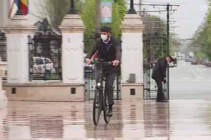 Klaus Iohannis a venit cu bicicleta la Palatul Cotroceni