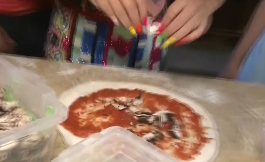 Cea mai rapidă reţetă de pizza a la Daniela Gyorfi