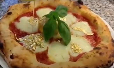 Un român a inventat pizza cu foiţă de aur