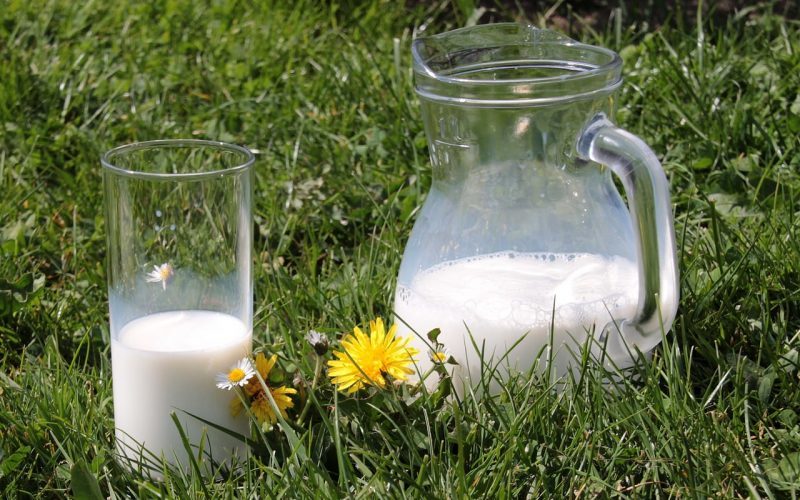 Laptele românesc, mai puţin şi mai scump
