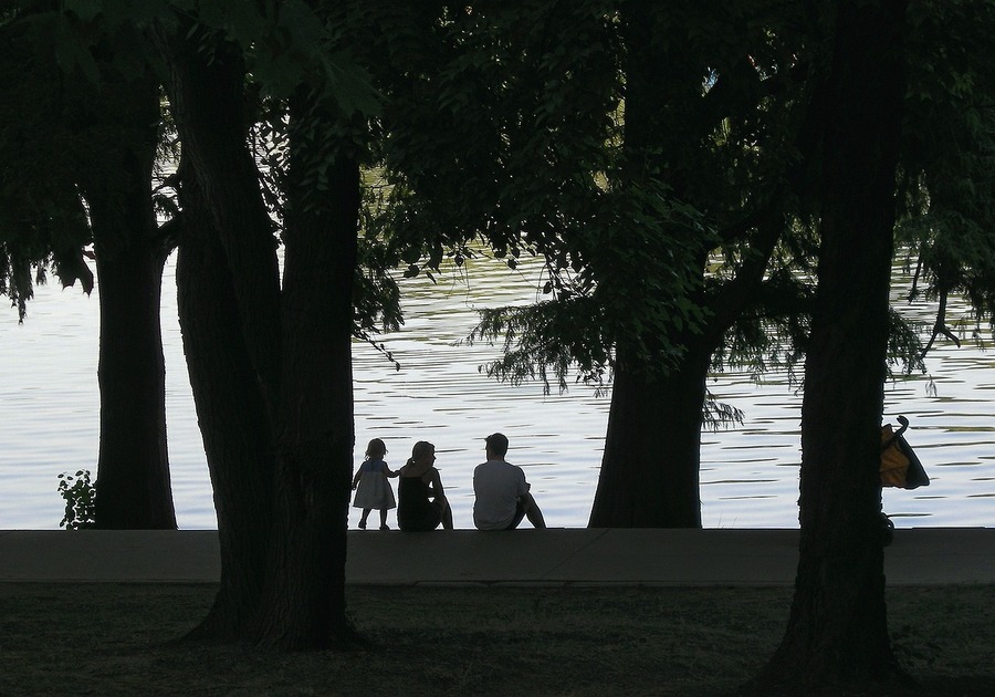 Suntem tot mai puţini şi mai bătrâni