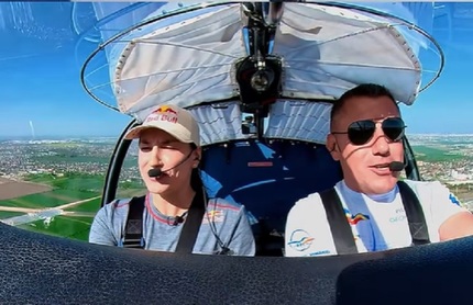 VIDEO Cristina Neagu, lecţie de zbor cu un avion de acrobaţie