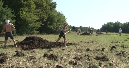 Cursa iubirii, episodul 4: Dede, împrăştiind bălegar pe câmp:“Ia uite ce am ajuns să fac, de la shooting-uri şi prezentări de modă!”