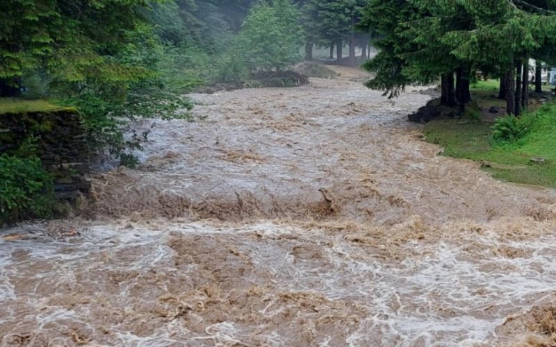 Inundaţiile le-au luat tot ce au avut