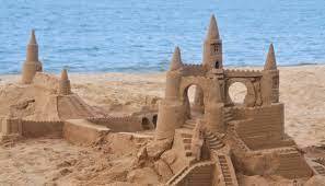 Castele de nisip pe plaja din Mamaia