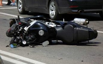 Doi motociclişti ucişi de o şoferiţă grăbită