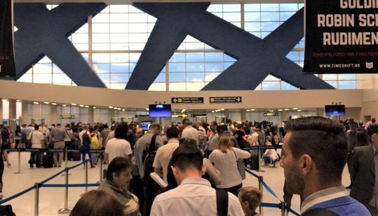Turiştii blocaţi pe aeroporturi, la capătul răbdării