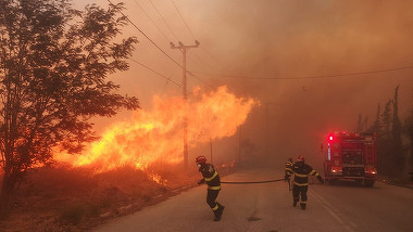 Insula Rodos arde! Turiştii sunt evacuaţi de urgenţă