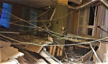 Trei oameni au ajuns la spital după ce tavanul a căzut peste ei