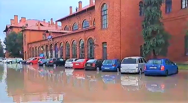 Străzi înghiţite de apă! Suceava, mica Veneţie a României după o ploaie torenţială