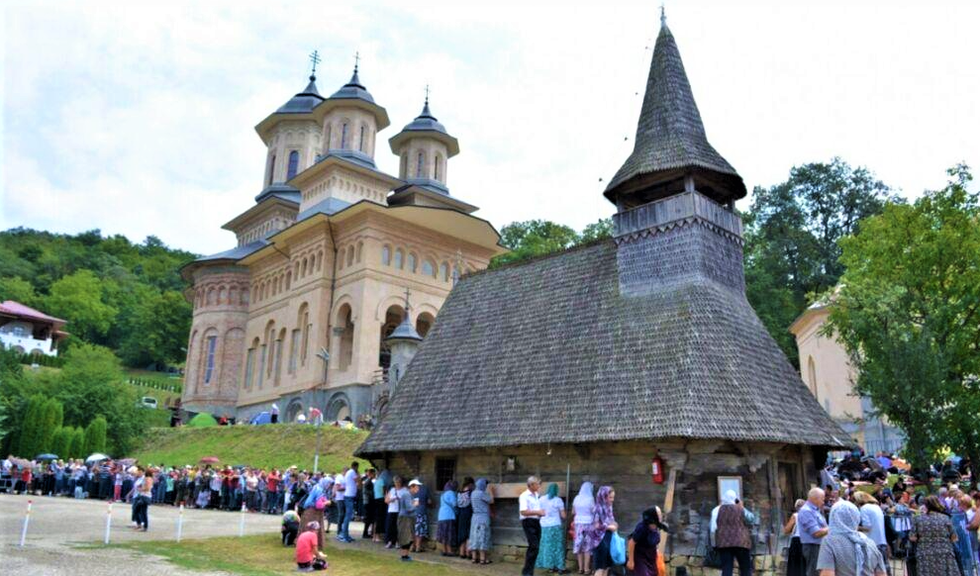 Mii de credincioşi la Mănăstirea Nicula