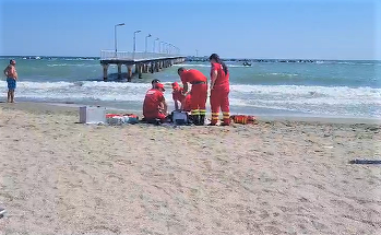 Trei oameni au murit pe plajă!  Turiştii au făcut lanţ uman pentru salvatori