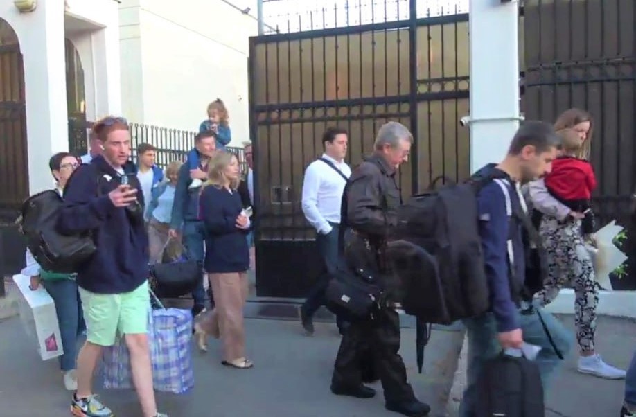 Zeci de angajaţi ai Ambasadei Ruse de la Chişinău au părăsit Republica Moldova