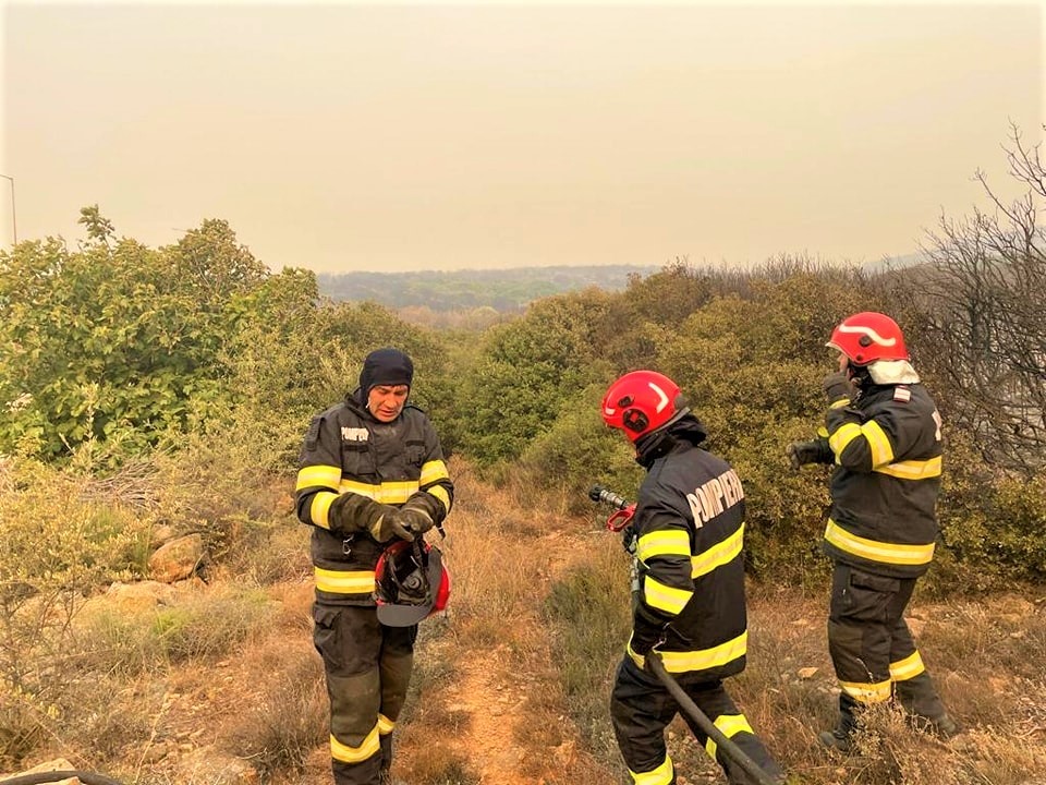 VIDEO Incendiile fac din nou ravagii în Grecia. 52 de pompieri români ajută la stingerea flăcărilor