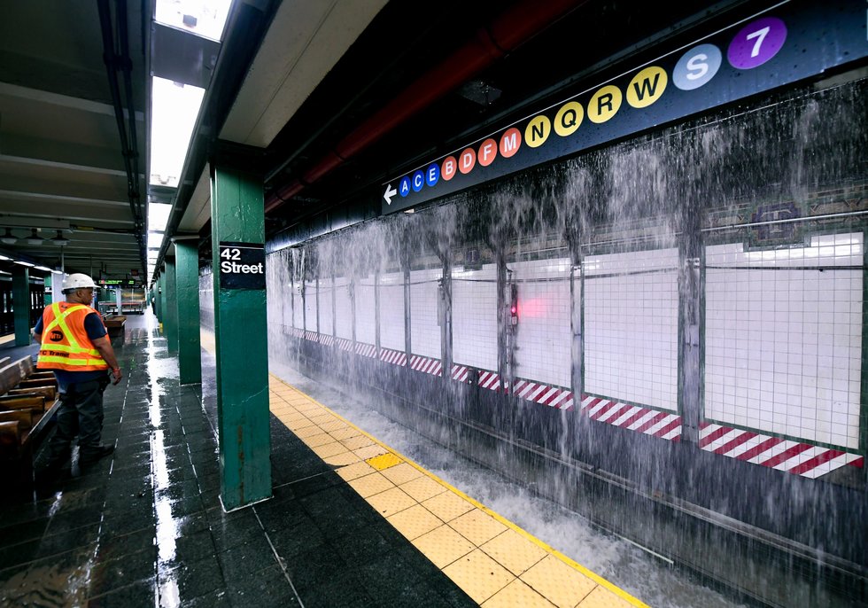 Inundaţii de amploare în cea mai aglomerată staţie de metrou din New York