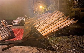 Furtunii violente în estul României! 3.000 de case au rămas în beznă