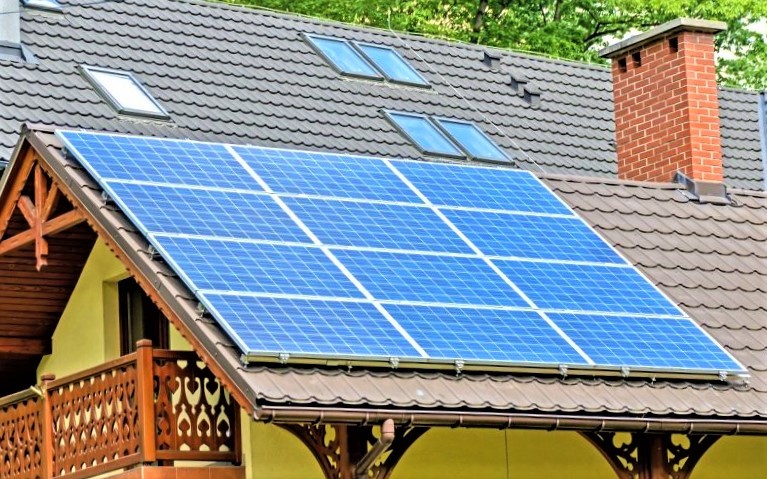 Românii care au panouri fotovoltaice, marii producători de energie din România