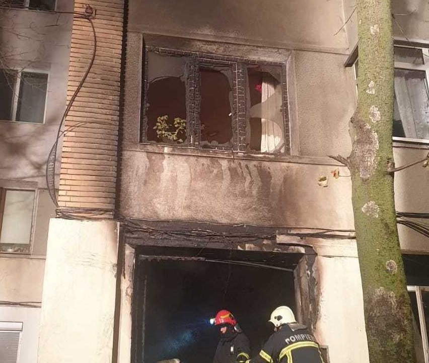 Apartament în flăcări, zeci de oameni evacuaţi