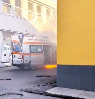 Ambulanţă în flăcări în curtea spitalului