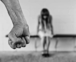Un bărbat a fost arestat preventiv după ce, timp de patru ani, a violat-o şi a agresat-o sexual pe fiica sa vitregă