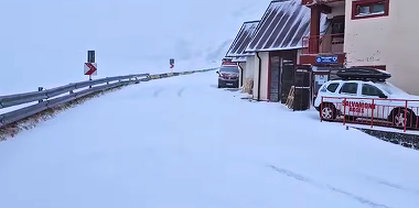 Prima ninsoare din sezon. Drumuri acoperite de zăpadă
