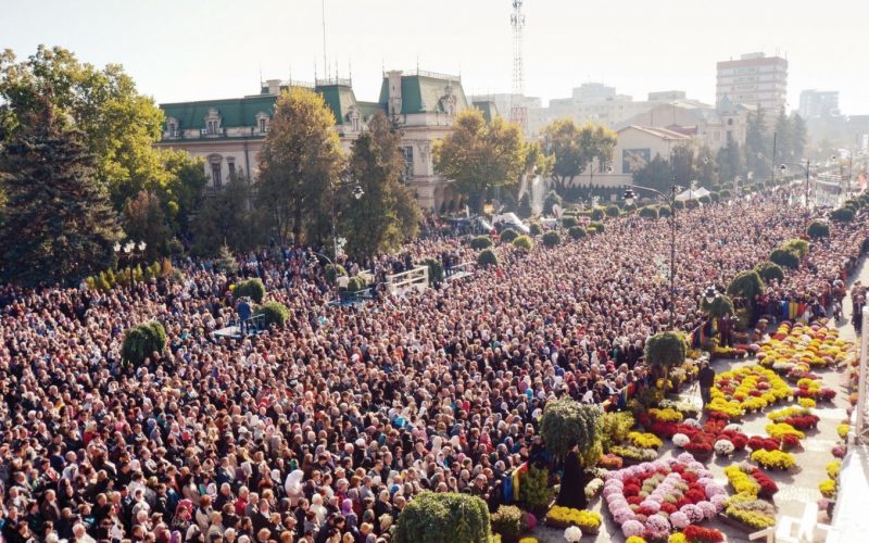 Pelerinaj cu recorduri. Pelerinii au aşteptat la coadă chiar şi 24 de ore