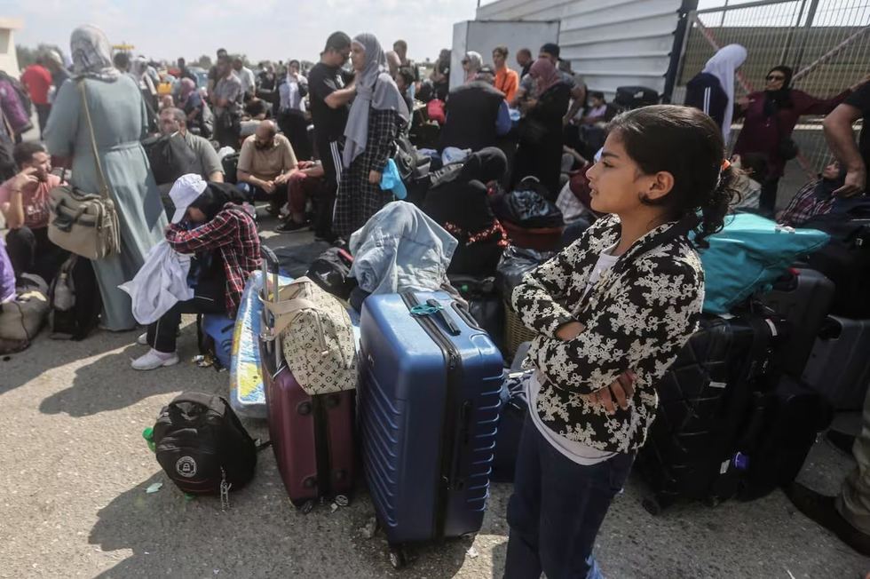 Civilii din Gaza aşteaptă deschiderea graniţei cu Egiptul