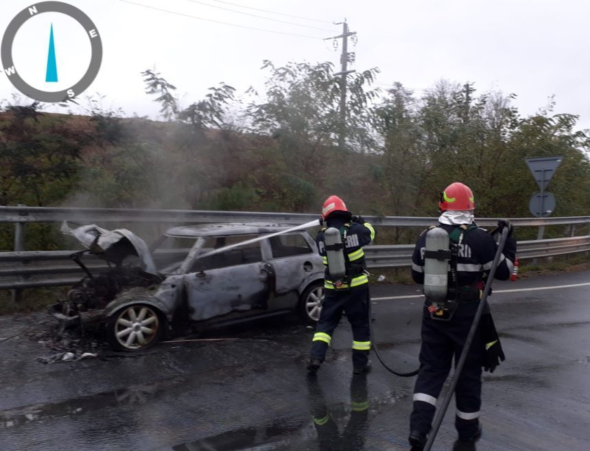 Hunedoara: O maşină a luat foc la ieşirea de pe autostrada A1