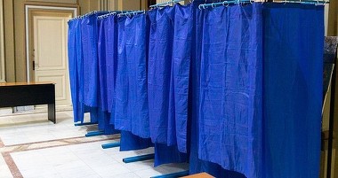 Guvernul, obligat de instanţă să organizeze alegeri parţiale