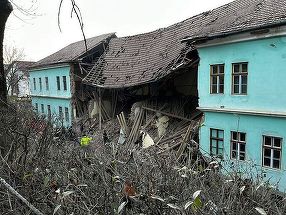 Patru copii prinşi sub un perete căzut la un internat din Odorheiu Secuiesc. Un băiat a decedat, o fată este în stare gravă, alte două adolescente rănite sunt conştiente