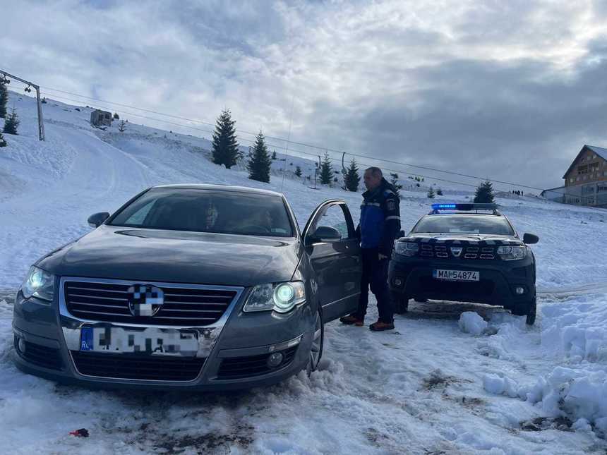 FOTO - Un turist a intrat cu maşina pe două pârtii, pentru a nu căra bagajele până la locul de cazare. În urmă cu două zile, un taximetrist a intrat printre schiori, pentru a-şi duce clienţii la hotel