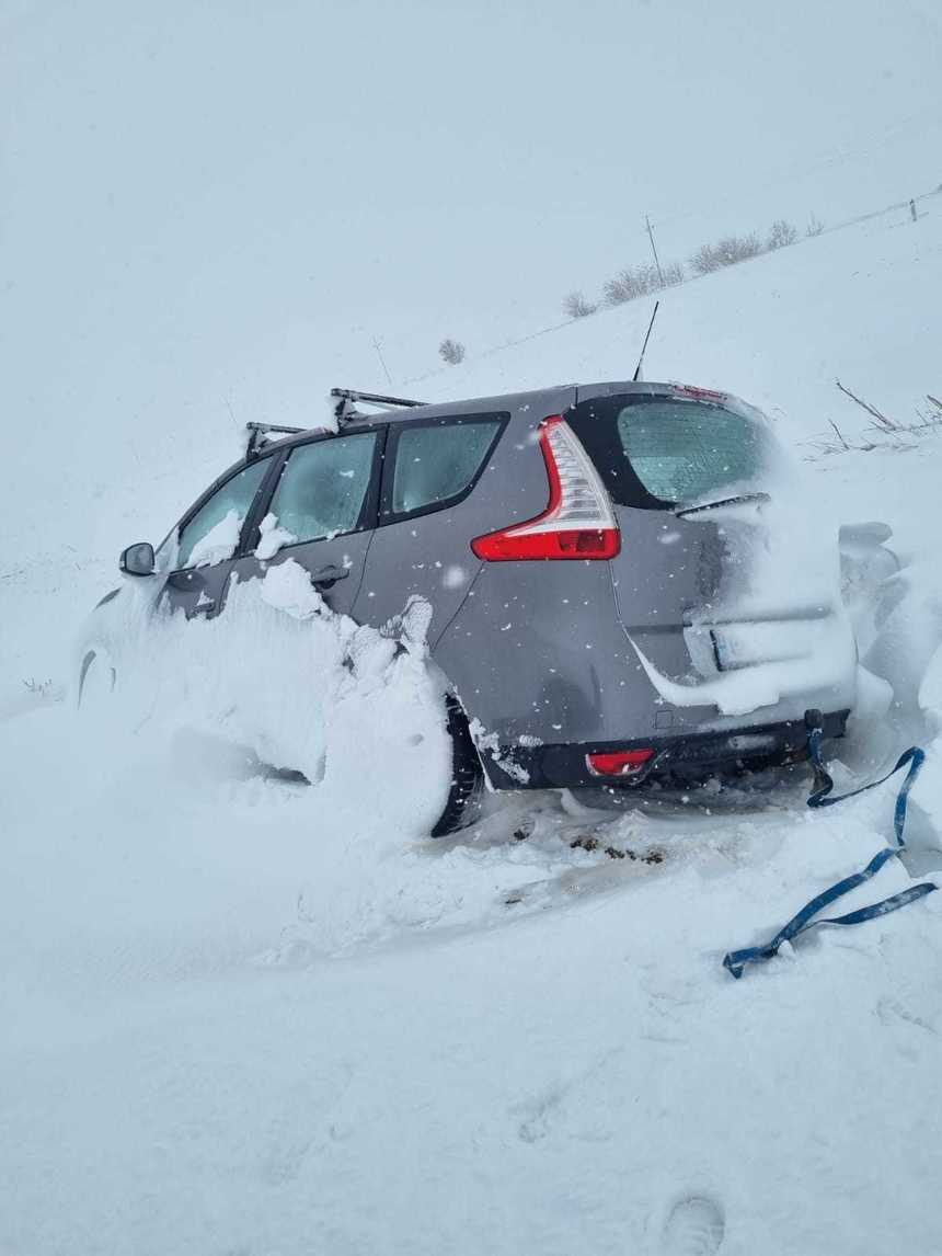 FOTO, VIDEO - Ninsoare şi viscol în Vrancea - Un autocar cu 47 de pasageri a părăsit partea carosabilă